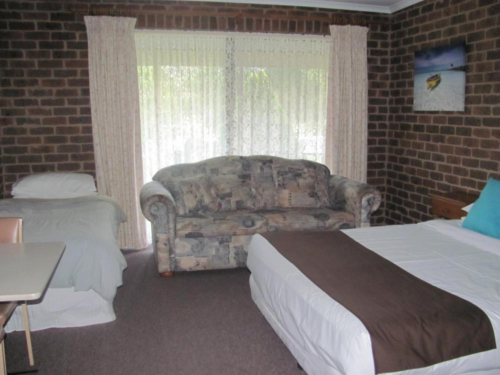 Barham Colonial Motel Room photo